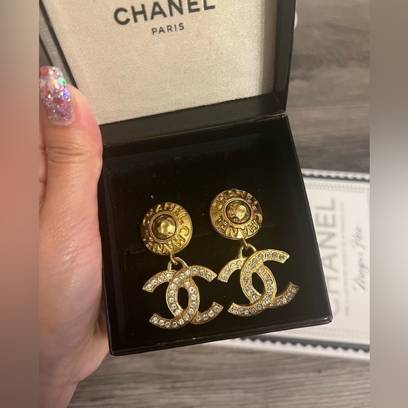 BEAUTIFUL!! Large CHANEL Vintage Gold CC Crystal Dangle...
